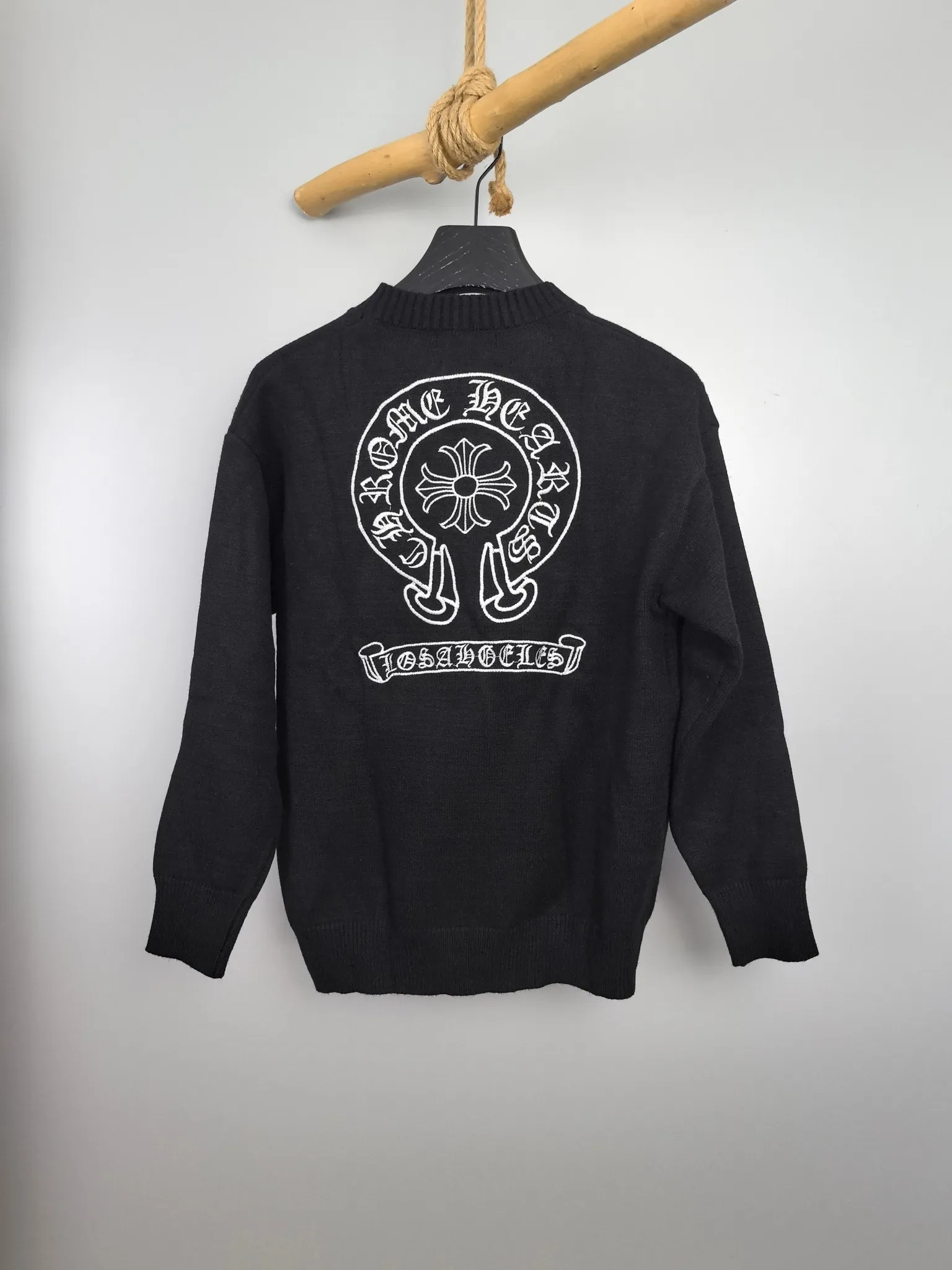 P360 Chrome Hearts 2025 new Sanskrit cross-flower knitted pullover in autumn and winter. The fabric is made of pure cotton wool. It has a delicate and soft touch. The texture is breathable. It is matched with 1x1 thread in the same cylinder. The collar thread is a pure cotton zipper thread. The back is made of imported embroidery machine and is not easy to fall off. It is super delicate. It is like a ceiling. The hangtags are all developed and customized according to the original version. It adopts a box-cut design, which is more simple and loose, and also hides meat and skinny products. The product is extremely difficult. Extremely white and youthful, suitable for both men and women. It is an indispensable simple item in autumn. Positioned tailoring. Oversize. Loose fit. Full of details. Customized matching accessories. Leather embossed craftsmanship. The style is rock and roll retro. The workmanship and texture are first-class. The three labels are consistent. The packaging bag has a logo. It is tall and can be worn by both men and women.